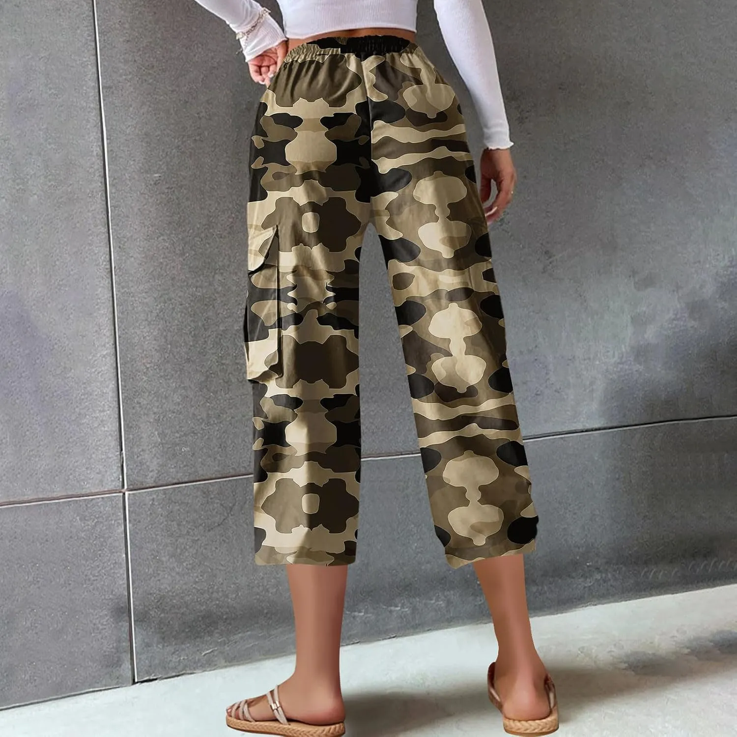 Womens Plus Size Cargo Capris Fashion Camouflage Elastic Waist Straight Leg Loose Sporting Capri Pants with Pockets