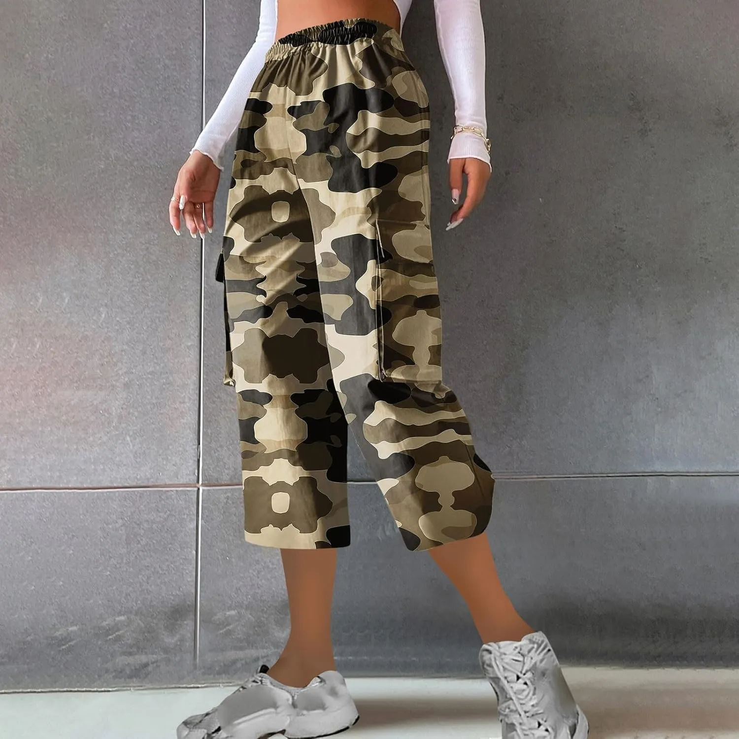 Womens Plus Size Cargo Capris Fashion Camouflage Elastic Waist Straight Leg Loose Sporting Capri Pants with Pockets